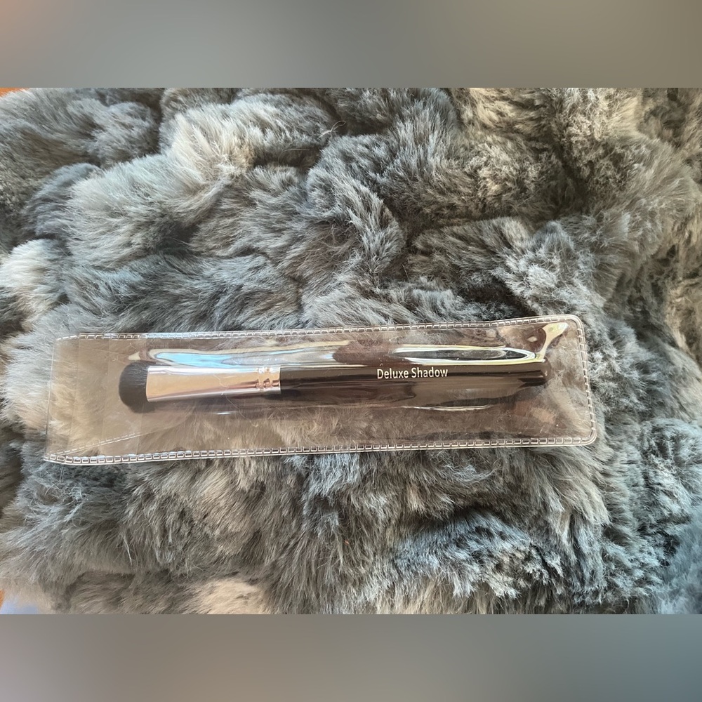 Deluxe Shadow Makeup Brush